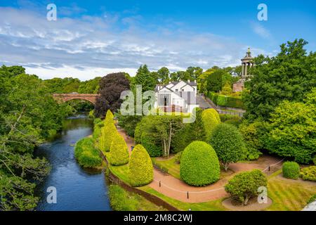 En regardant vers les jardins du Mémorial de Burns depuis Bright oÕDon Alws, Ayrshire Scotland. Banque D'Images