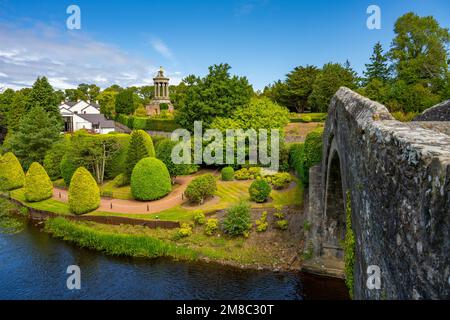 En regardant vers les jardins du Mémorial de Burns depuis Bright oÕDon Alws, Ayrshire Scotland. Banque D'Images