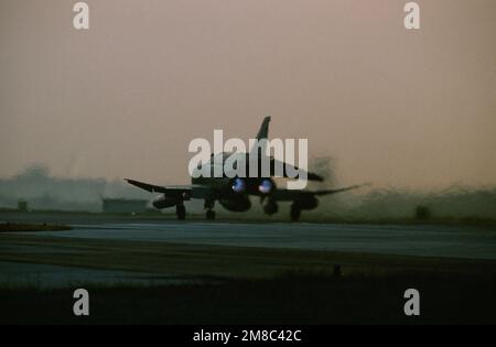 Un avion de l'aile de reconnaissance tactique RF-4C Phantom II de 26th roule sur une piste lorsqu'il part en mission aux États-Unis Forces aériennes en Europe (USAFE) exercice Afficher détermination '89. Objet opération/série: AFFICHER LA DÉTERMINATION '89 base: Aviano Air base État: Pordenone pays: Italie (ITA) Banque D'Images