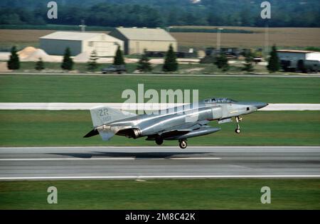 Un avion de l'aile de reconnaissance tactique RF-4C Phantom II de 26th sort d'une piste lorsqu'il part en mission aux États-Unis Forces aériennes en Europe (USAFE) exercice Afficher détermination '89. Objet opération/série: AFFICHER LA DÉTERMINATION '89 base: Aviano Air base État: Pordenone pays: Italie (ITA) Banque D'Images