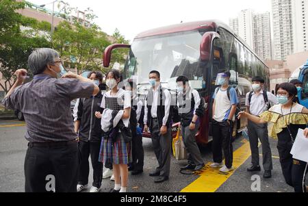 Les étudiants de niveau secondaire supérieur de la frontière retourneront à HK pour la reprise de classe à l'Institut Yuen Yuen MFBM Nei Ming Chan Lui Chung Tak Memorial College à Tin Shui Wai. 15JUN20 SCMP/Winson Wong Banque D'Images