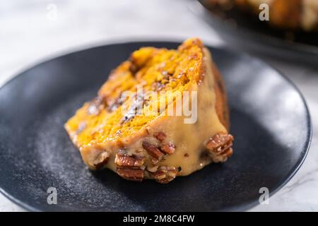 Gâteau au chocolat et à la citrouille avec glaçage au caramel Banque D'Images