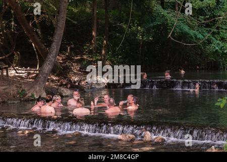 pai, Thaïlande. 23 novembre 2022. Touristes se baignant à Sai Ngam source chaude à Pai, province de Mae Hong son, Thaïlande Banque D'Images