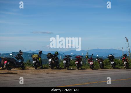 PAI, Thaïlande. 23 novembre 2022. Une rangée de motos garées sur le côté de la route avec une vue magnifique sur la montagne et un ciel bleu en arrière-plan. Doi Banque D'Images