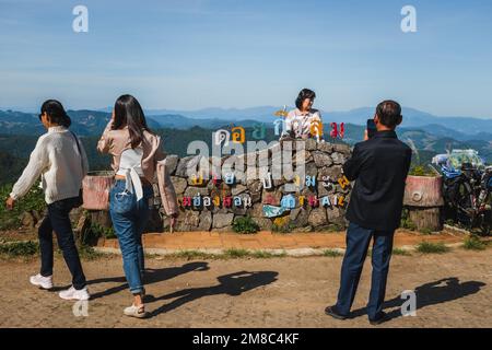 PAI, Thaïlande. 23 novembre 2022. Touristes asiatiques prenant une photo au point de vue de Doi Kio LOM le long de la boucle Mae Hong son dans le nord de la Thaïlande Banque D'Images