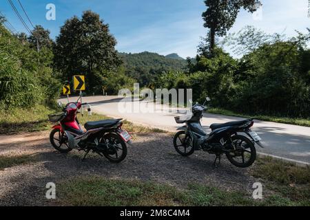 PAI, Thaïlande. 23 novembre 2022. Location de deux motos sur le côté de la route de montagne. Boucle Mae Hong son, dans le nord de la Thaïlande. Banque D'Images