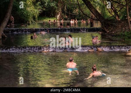 pai, Thaïlande. 23 novembre 2022. Touristes se baignant à Sai Ngam source chaude à Pai, province de Mae Hong son, Thaïlande Banque D'Images