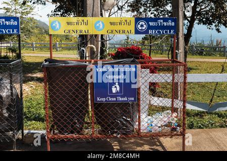 PAI, Thaïlande. 23 novembre 2022. Poubelles publiques en Thaïlande avec textes en thaï et en anglais Banque D'Images