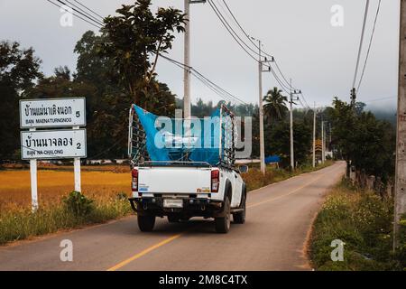 PAI, Thaïlande. 23 novembre 2022. Pick up camion avec cage en acier et filet bleu conduisant dans la campagne Pai, Thaïlande Banque D'Images