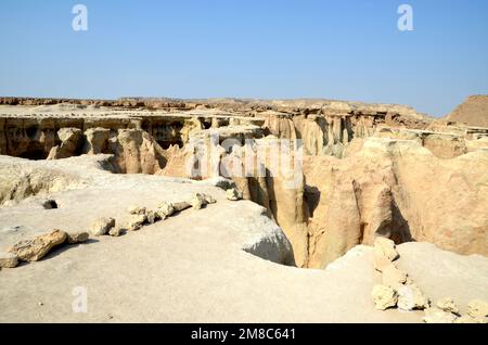 Vue sur les rochers puissants de la vallée sèche de la Sautels, île de Qeshm, Iran Banque D'Images