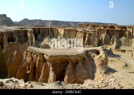 Vue sur les rochers puissants de la vallée sèche de la Sautels, île de Qeshm, Iran Banque D'Images