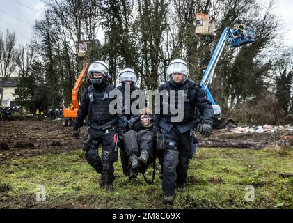 LUTZERATH - Un activiste du climat est emmené par la police. Lutzerath, proche de Roermond, est occupé depuis deux ans par des militants du climat qui croient que l'extraction du lignite contribue au réchauffement climatique. ANP REMKO DE WAAL pays-bas hors - belgique hors Banque D'Images