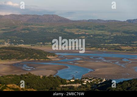 Un beau paysage d'été de Moel y Gest regardant à travers l'estuaire dans Porthmadog et la chaîne de montagnes de Rhinog au loin Banque D'Images