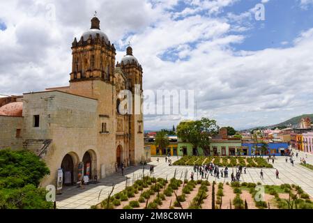 Plaza Santo Domingo et célèbre église de Santo Domingo de Guzman, et Musée des cultures d'Oaxaca dans le centre historique, Oaxaca Mexique Banque D'Images