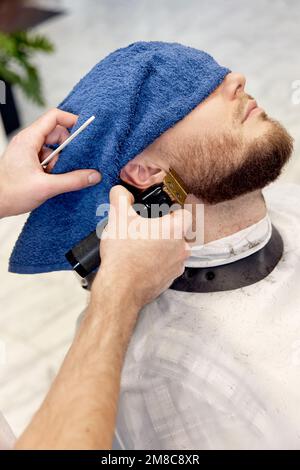 Coiffeur barbu au salon de coiffure. Banque D'Images