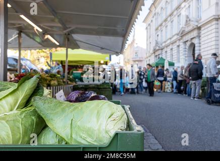 AUTRICHE, SALZBOURG - 13 OCTOBRE 2022 : centres commerciaux sur la place Mirabell Banque D'Images