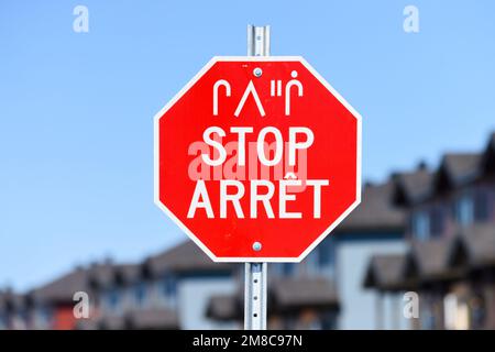 Stop en trois langues : cri (langue autochtone), français et anglais dans le nord du Québec Banque D'Images