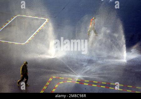 Le système de lutte contre les incendies en mousse à formation de film aqueux est testé sur le pont de vol du porte-avions à propulsion nucléaire ABRAHAM LINCOLN (CVN-72). Pays: Océan Atlantique (AOC) Banque D'Images