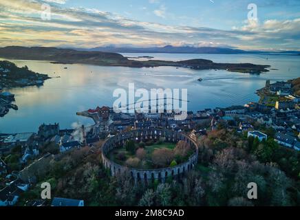 Vue sur Oban et Oban Bay, McCaig's Tower en premier plan, Argyll, Écosse au coucher du soleil Banque D'Images