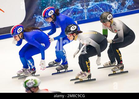 GDANSK, POLOGNE - JANVIER 13 : ELISA Confortola d'Italie, Arianna Valcepina d'Italie, Petra Jaszapati de Hongrie et Sara Bacskai de Hongrie en compétition sur le relais d'équipe mixte lors des championnats européens de sprint court de l'UIP à Halla Victoria on 13 janvier 2023 à Gdansk, Pologne (photo d'Andre Weening/Orange Pictures) Banque D'Images