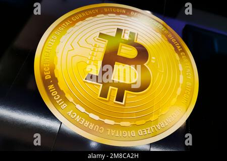 Cracovie, Pologne. 11th janvier 2023. Le symbole Bitcoin est affiché dans une fenêtre d'un bureau de change dans un centre commercial de Cracovie, en Pologne, sur 11 janvier 2023. (Credit image: © Beata Zawrzel/ZUMA Press Wire) USAGE ÉDITORIAL SEULEMENT! Non destiné À un usage commercial ! Banque D'Images