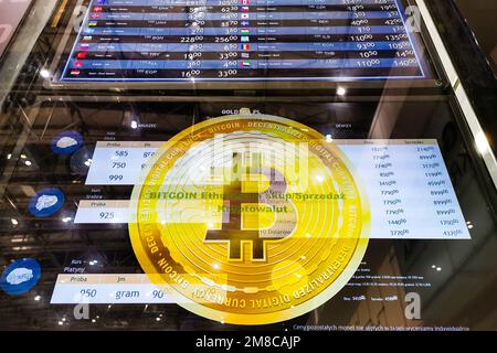 Cracovie, Pologne. 11th janvier 2023. Le symbole Bitcoin est affiché dans une fenêtre d'un bureau de change dans un centre commercial de Cracovie, en Pologne, sur 11 janvier 2023. (Credit image: © Beata Zawrzel/ZUMA Press Wire) USAGE ÉDITORIAL SEULEMENT! Non destiné À un usage commercial ! Banque D'Images