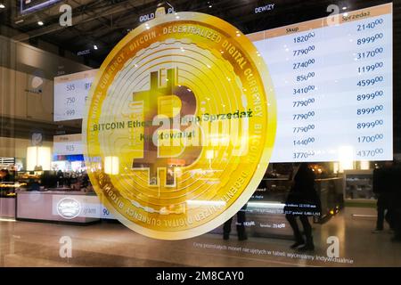 Cracovie, Pologne. 11th janvier 2023. Le symbole Bitcoin est affiché dans une fenêtre d'un bureau de change dans un centre commercial de Cracovie, en Pologne, sur 11 janvier 2023. (Credit image: © Beata Zawrzel/ZUMA Press Wire) USAGE ÉDITORIAL SEULEMENT! Non destiné À un usage commercial ! Banque D'Images