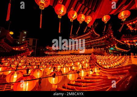 Kuala Lumpur, Malaisie. 13th janvier 2023. Les lanternes rouges qui seront mises en place pour le nouvel an lunaire chinois seront vues au temple Thean Hou à Kuala Lumpur, en Malaisie, le 13 janvier 2023. Credit: Zhu Wei/Xinhua/Alay Live News Banque D'Images