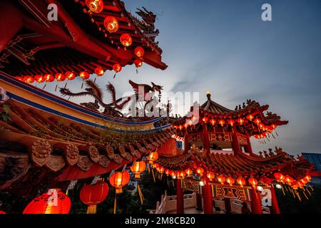 Kuala Lumpur, Malaisie. 13th janvier 2023. Les lanternes rouges qui seront mises en place pour le nouvel an lunaire chinois seront vues au temple Thean Hou à Kuala Lumpur, en Malaisie, le 13 janvier 2023. Credit: Zhu Wei/Xinhua/Alay Live News Banque D'Images