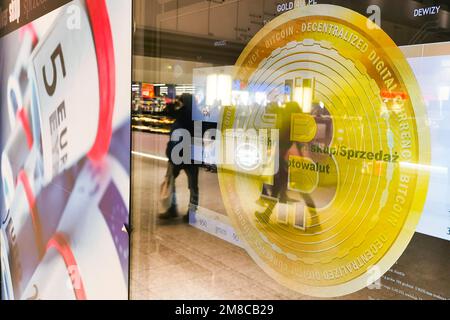 Cracovie, Pologne. 11th janvier 2023. Le symbole Bitcoin est affiché dans une fenêtre d'un bureau de change dans un centre commercial de Cracovie, en Pologne, sur 11 janvier 2023. (Credit image: © Beata Zawrzel/ZUMA Press Wire) USAGE ÉDITORIAL SEULEMENT! Non destiné À un usage commercial ! Banque D'Images