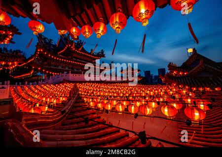 Kuala Lumpur, Malaisie. 13th janvier 2023. Les lanternes rouges qui seront mises en place pour le nouvel an lunaire chinois seront vues au temple Thean Hou à Kuala Lumpur, en Malaisie, le 13 janvier 2023. Credit: Zhu Wei/Xinhua/Alay Live News Banque D'Images