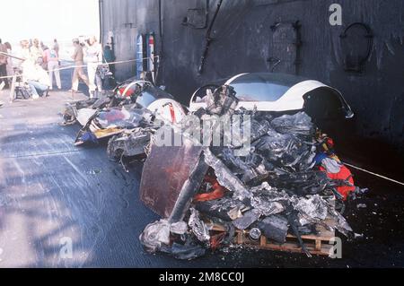 Les débris d'un avion T-2C Buckeye écrasé sont assis sur des palettes sur le pont de l'avion USS LEXINGTON (AVT 16). Le BUCKEYE a frappé la tour du transporteur au cours d'un essai à la volée à l'atterrissage de 29 octobre, tuant son pilote étudiant et quatre autres. Base: Naval Air Station, Pensacola État: Floride (FL) pays: Etats-Unis d'Amérique (USA) Banque D'Images