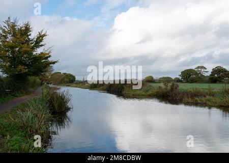 Vue sur le canal de Chichester et la cathédrale en arrière-plan, dans l'ouest du Sussex, en Angleterre Banque D'Images