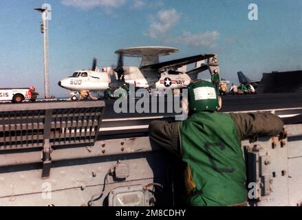 L'exploitant de bord de mer du catapulte no 2 à bord du porte-avions USS JOHN F. KENNEDY (CV 67) surveille comme un escadron d'alerte précoce aéroporté 126 (VAW-126) E-2C Hawkeye est lancé à partir du pont de vol du navire. Base: USS John F. Kennedy (CV 67) pays: Océan Atlantique (AOC) Banque D'Images