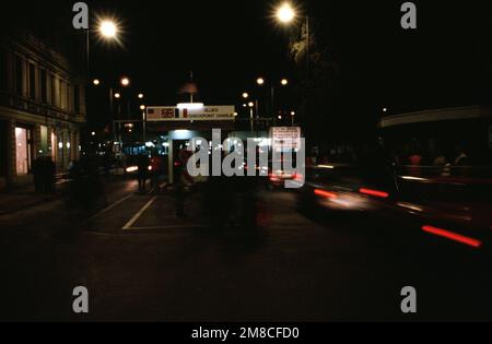 Les Allemands de l'est conduisent leurs véhicules à travers Checkpoint Charlie lorsqu'ils retournent à l'est après une visite à l'Ouest. Base: Berlin pays: Allemagne / Allemagne (DEU) Banque D'Images