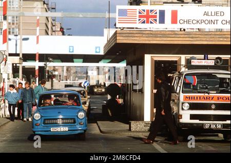 Les Allemands de l'est conduisent leurs véhicules à travers Checkpoint Charlie en profitant des restrictions de voyage assouplies pour visiter l'Allemagne de l'Ouest. Base: Berlin pays: Allemagne / Allemagne (DEU) Banque D'Images