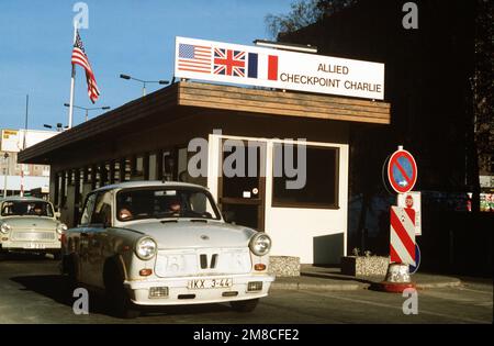 Les Allemands de l'est conduisent leurs véhicules à travers Checkpoint Charlie en profitant des restrictions de voyage assouplies pour visiter l'Allemagne de l'Ouest. Base: Berlin pays: Allemagne / Allemagne (DEU) Banque D'Images