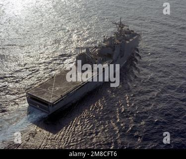 Une vue en trois points en hauteur du navire d'atterrissage À quai COMSTOCK (LSD-45) en cours avant sa mise en service. Pays: Golfe du Mexique Banque D'Images