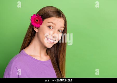 Photo de l'adorable adorable femme porter des vêtements violets stylés préparer l'événement de fête isolé sur fond vert Banque D'Images