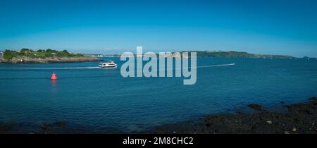 15th juillet 2021 - Mount Edgcumbe, Royaume-Uni : vue sur les eaux animées en direction de Plymouth depuis Mount Edgcumbe Country Park, Cornwall, Royaume-Uni Banque D'Images