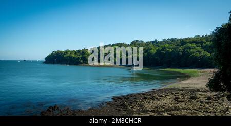 15th juillet 2021 - Mount Edgcumbe, Royaume-Uni : une amarrage paisible dans une baie près du parc national Mount Edgcumbe, Cornwall, Royaume-Uni Banque D'Images