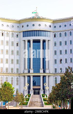 DUSHANBE, TADJIKISTAN - 28 JUILLET 2022 : entrée de la Bibliothèque nationale tadjik en été. Banque D'Images