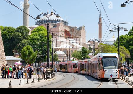 Système de tramway public d'Istanbul - ligne de tramway T1, place Sultanahmet, en passant par la mosquée Sainte-Sophie, Istanbul, Turquie Banque D'Images