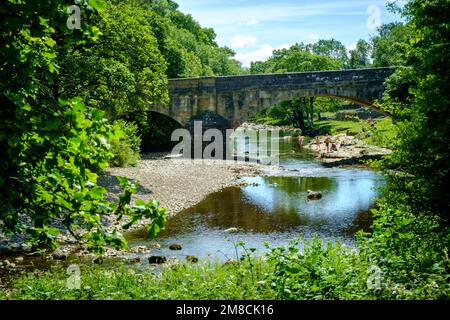 9th juillet 2022 - Kettlewell, Royaume-Uni: Les gens dans la rivière Wharfe pendant la canicule estivale de 2022 à Kettlewell, Upper Wharfedale, North Yorkshire, Royaume-Uni Banque D'Images