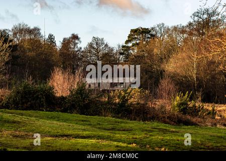 Petite maison sur la colline au milieu des arbres rural nature paysage Banque D'Images