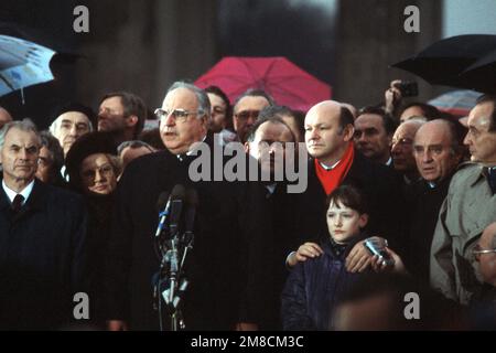 Le chancelier de l'Allemagne de l'Ouest Helmut Kohl, le président de l'Allemagne de l'est Hans Modrow et les maires de Berlin de l'Ouest et de l'est Maller et Giczy participent à l'ouverture officielle de la porte de Brandebourg. Base: Berlin pays: Allemagne / Allemagne (DEU) Banque D'Images