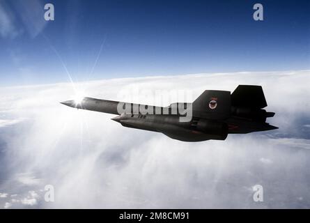 Vue aérienne vue de gauche d'un avion de reconnaissance SR-71 Blackbird de l'escadre stratégique de reconnaissance 9th, volant au-dessus de la couverture nuageuse, en mission à partir de la base aérienne de Beale, en Californie. Date exacte prise de vue inconnue. Pays : inconnu Banque D'Images