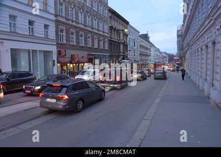 Un tramway de Vienne coincé dans un embouteillage aux heures de pointe sur Währinger Str, Vienne, Autriche Banque D'Images