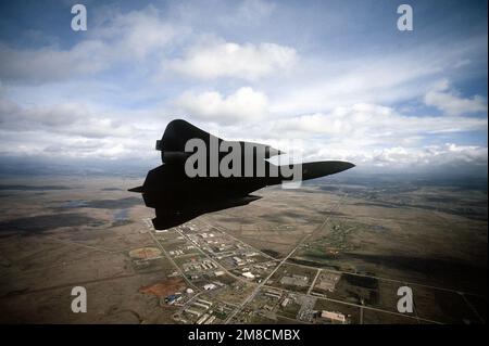 Vue aérienne vue latérale droite d'un avion de reconnaissance SR-71 Blackbird de l'escadre stratégique de reconnaissance 9th alors qu'il part pour une approche à la base aérienne de Beale, en Californie. Date exacte prise de vue inconnue. Pays : inconnu Banque D'Images