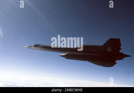 Vue aérienne vue latérale gauche d'un avion de reconnaissance SR-71 Blackbird de l'escadre stratégique de reconnaissance 9th, en mission à partir de la base aérienne de Beale, en Californie. Date exacte prise de vue inconnue. Pays : inconnu Banque D'Images